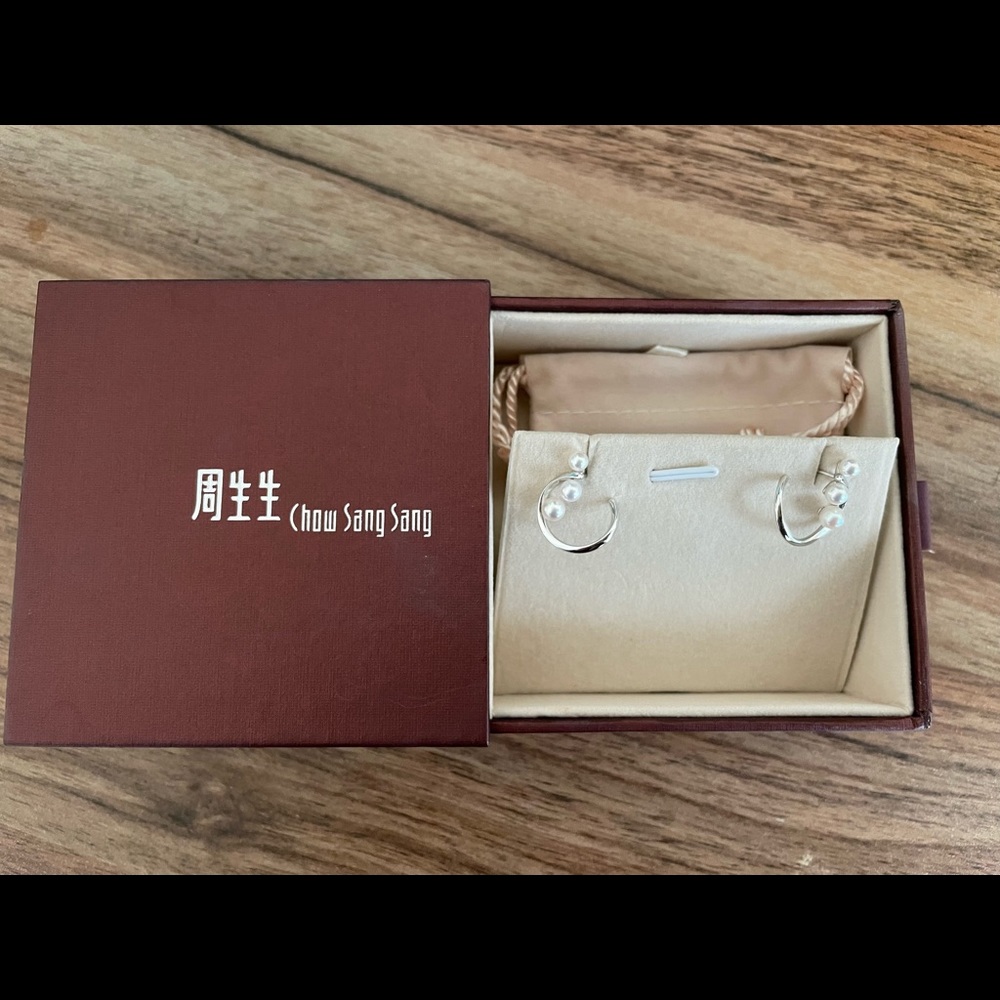 Chow Sang Sang La Pelle 18K white gold Akoya Pearl earrings